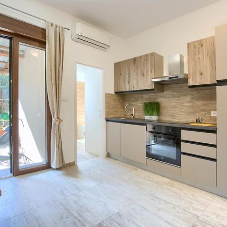 Amphitheater 3+2 Modern Apartment With Terrace, Wifi, Netflix Pula Exteriör bild
