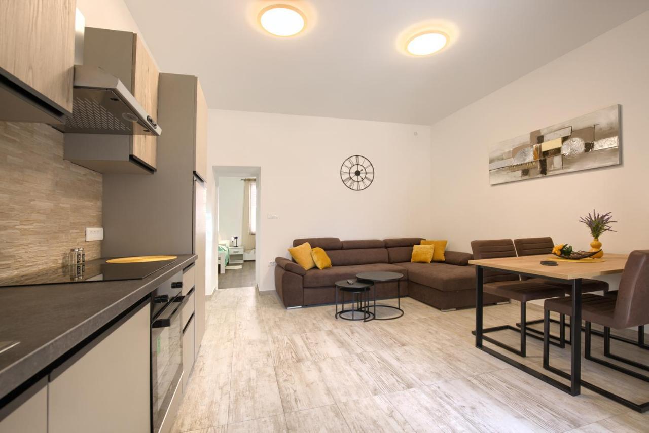 Amphitheater 3+2 Modern Apartment With Terrace, Wifi, Netflix Pula Exteriör bild