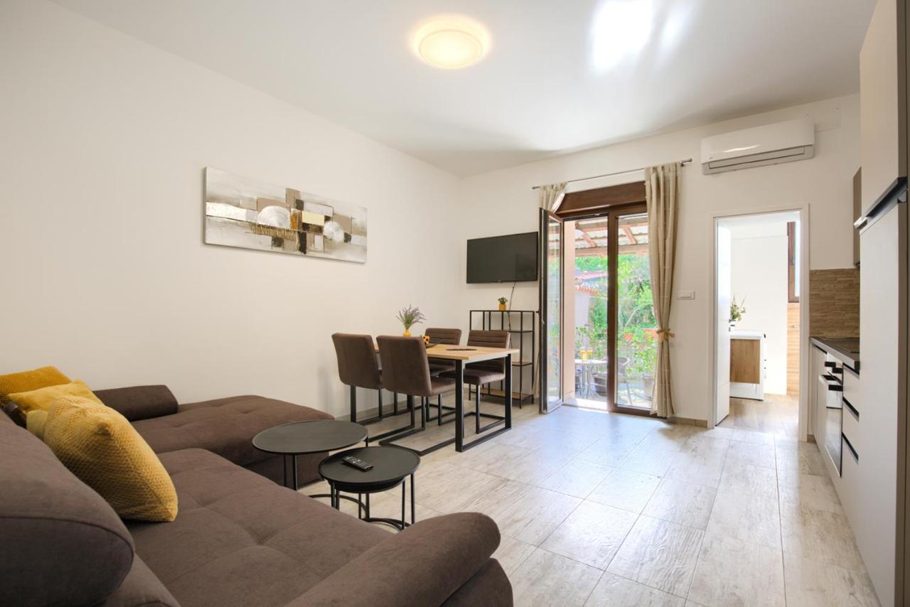 Amphitheater 3+2 Modern Apartment With Terrace, Wifi, Netflix Pula Exteriör bild