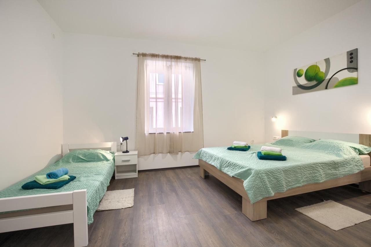 Amphitheater 3+2 Modern Apartment With Terrace, Wifi, Netflix Pula Exteriör bild