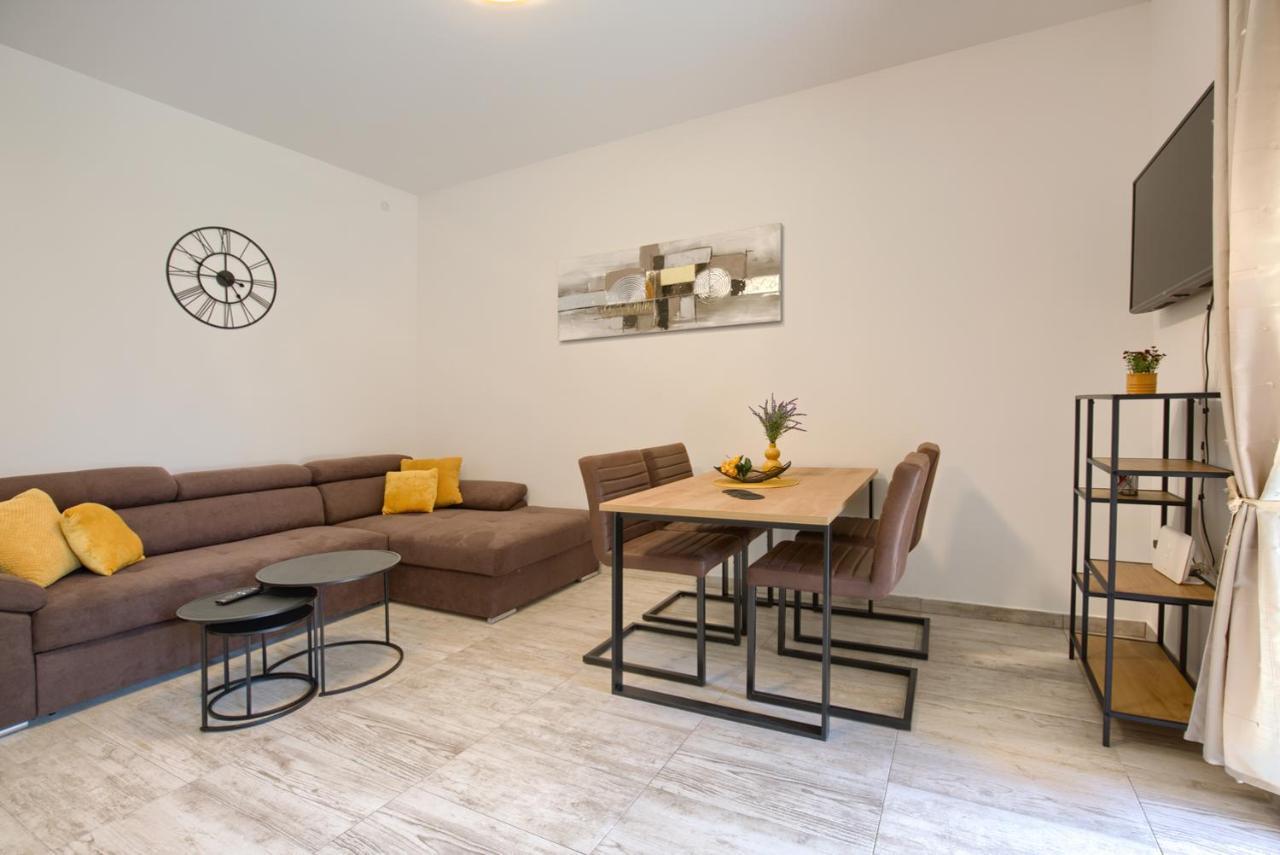 Amphitheater 3+2 Modern Apartment With Terrace, Wifi, Netflix Pula Exteriör bild